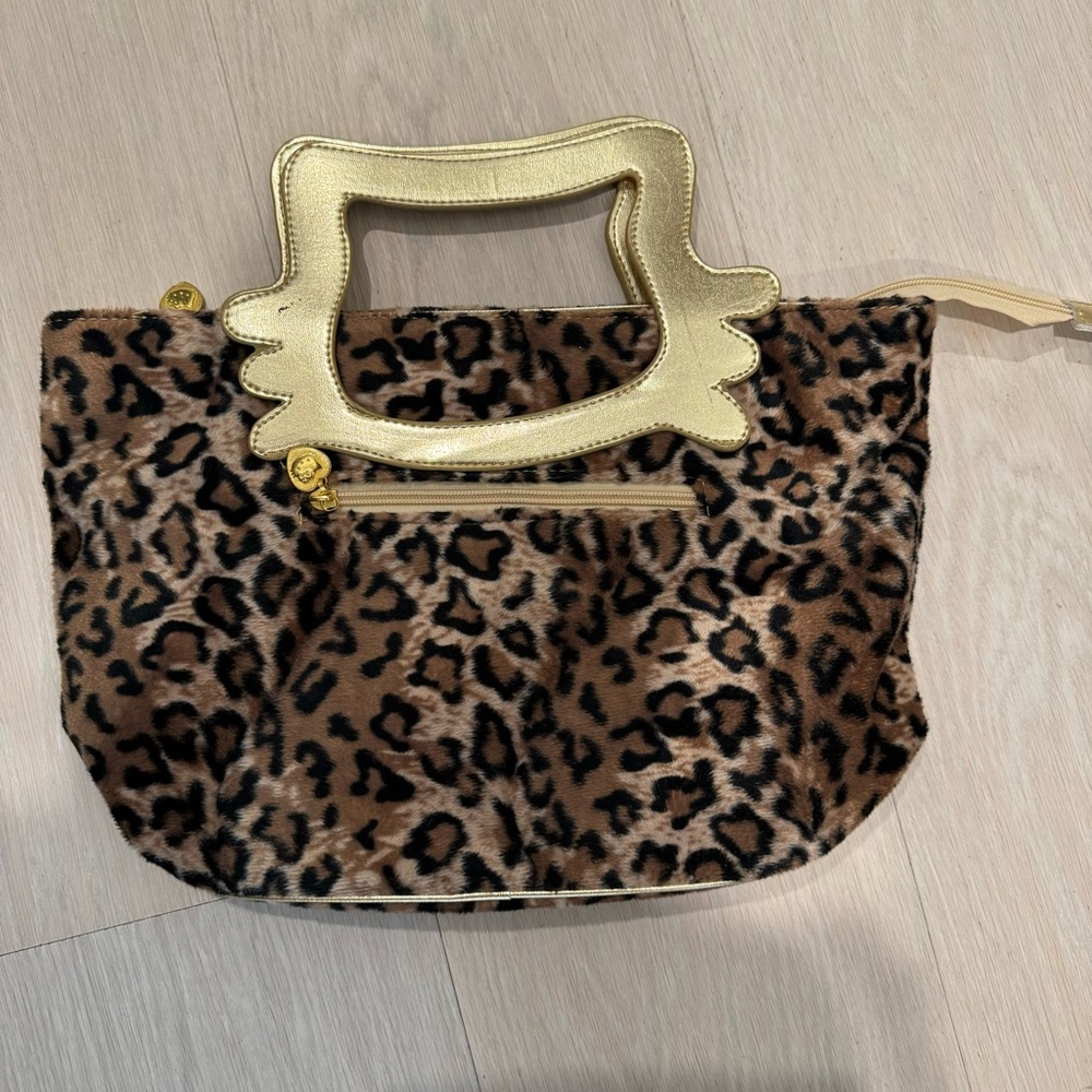 HELLO KITTY handbag.